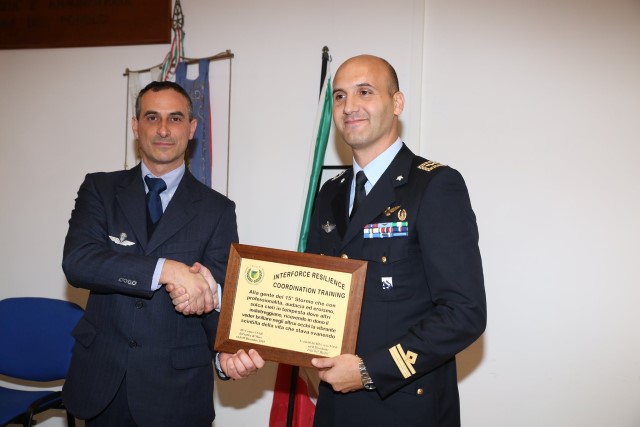 Magg. Pil. Russo. Consegna Targa al 15° Stormo